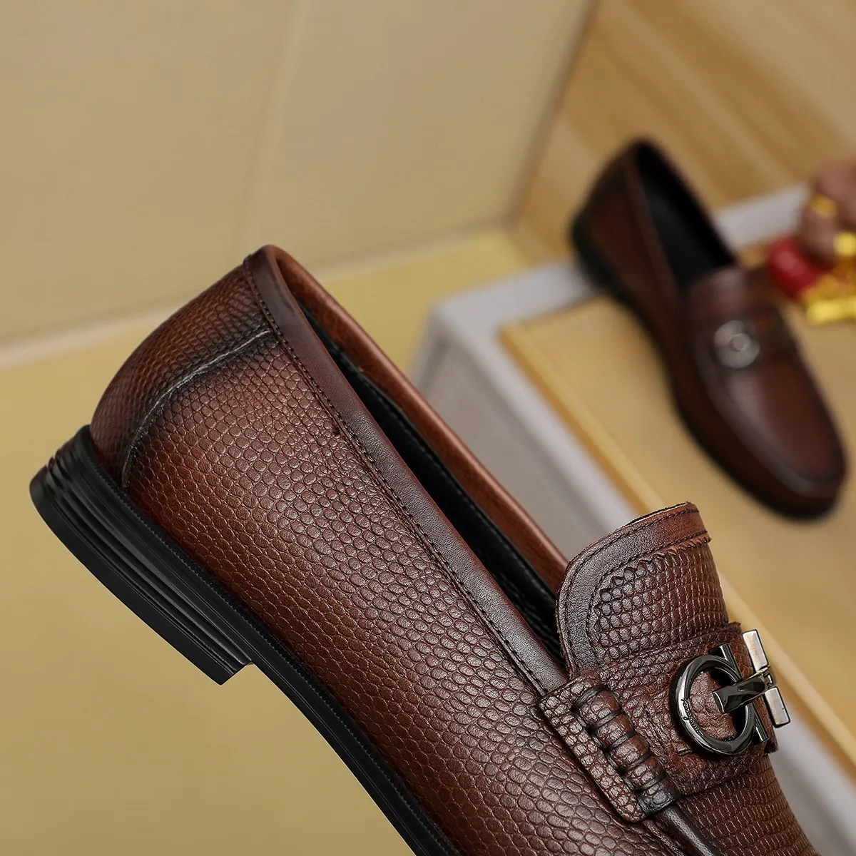Men's shoes 250 🕷🕷🐂【Ferragamo】Ferragamo Popular fashionable casual shoes🇨🇳Official website counter 1:1 production, original mold opening💯Good quality can be seen, imported high-end first-layer pebbled calfskin, water-dyed🐂leather lining🌿very clear texture, high-quality waterproof, non-slip and wear-resistant outsole🎋high quality and low price, truly handmade🍓, color optional! Code number 38-44 (45. To be customized)